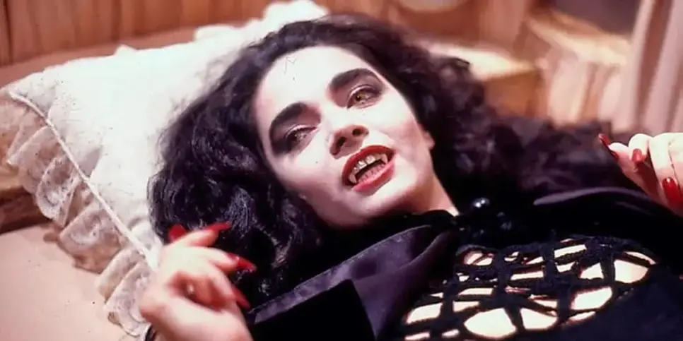 Natasha (Claudia Ohana), a vampira cantora que vendeu sua alma na novela das 19h (Foto: Reprodução/ Divulgação, Globo)