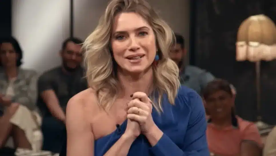 Letícia Spiller pede perdão à rainha dos baixinhos na TV (Foto: Reprodução/ GNT)