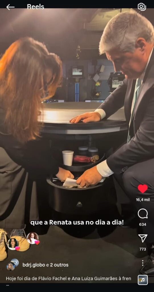 Ana Luiza Guimarães e Flávio Fachel mostrando detalhes da bancada do Jornal Nacional (Foto: Reprodução/ Internet)