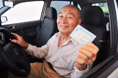 Motorista 50+ exibe sua CNH