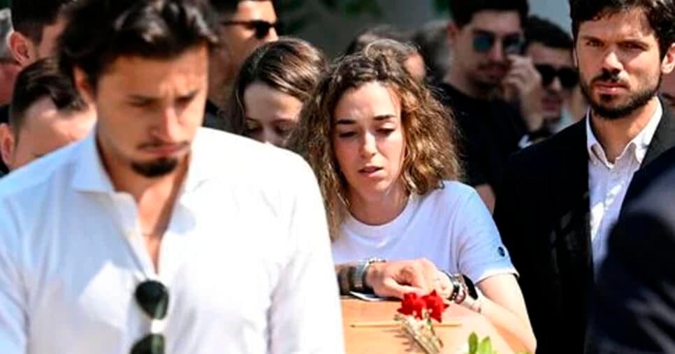 Corpo de Diogo Jota é carregado em caixão com ajuda da mulher, Rute Cardoso (Foto: Getty Images) 