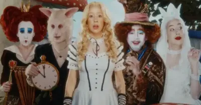 Camila Pudim surpreende web com mega produção de challenge de Alice no País das Maravilhas