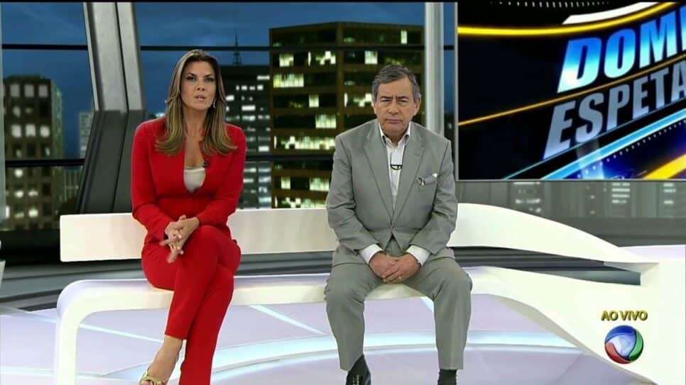 A apresentadora no "Domingo Espetacular" ao lado do saudoso Paulo Henrique Amorim (Foto: Reprodução/ Record)