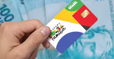 Mão segurando cartão do Bolsa Família (Foto: Reprodução)