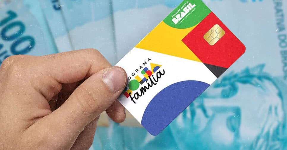 Mão segurando cartão do Bolsa Família (Foto: Reprodução)