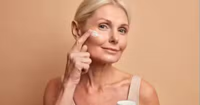 Mulher com a pele madura usando produto anti-idade (Foto: Reprodução/ Internet)