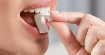 Mulher com chiclete na boca - Foto: Internet