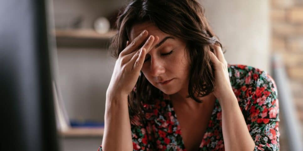 Mulher com dor de cabeça (Foto: Canva)