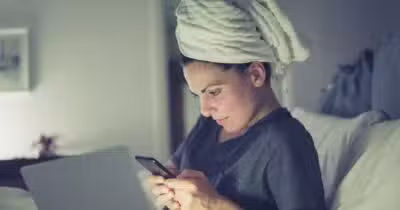 Mulher com toalha de banho no cabelo - Foto: Internet