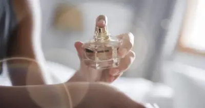 Aplique assim: Segredos dos especialistas para prolongar o cheiro do perfume