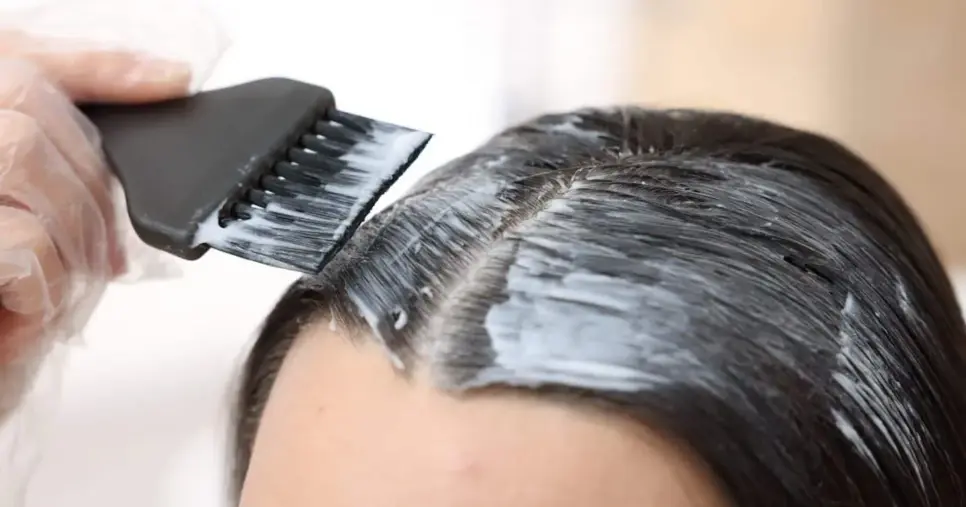 Mulher pintando o cabelo branco (Foto: Canva) Mulher pintando o cabelo branco (Foto: Canva)