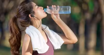 Mulher tomando água - Foto Internet
