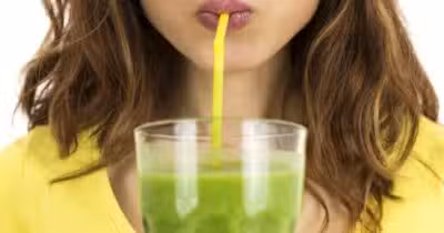Mulher tomando suco - Foto: Internet