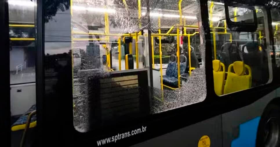 Ônibus é apedrejado em SP (Foto: Reprodução) 