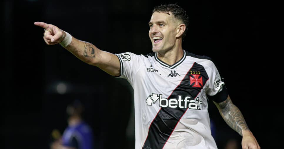 Pablo Vegetti com a camisa do Vasco (Foto: Matheus Lima / Vasco)