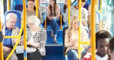 Comunicado sobre fim de gratuidade nos ônibus abala lista de idosos 60+