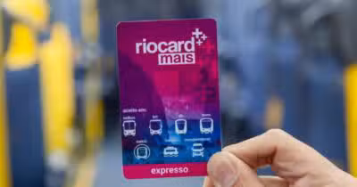 Pessoa segurando cartão RioCard (Foto: Divulgação/Riocard Mais)