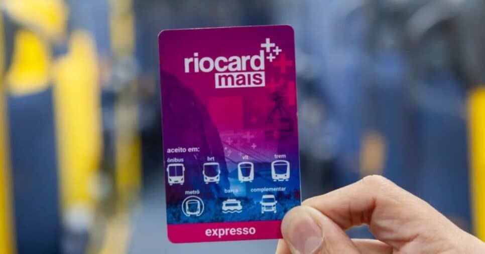 Pessoa segurando cartão RioCard (Foto: Divulgação/Riocard Mais)