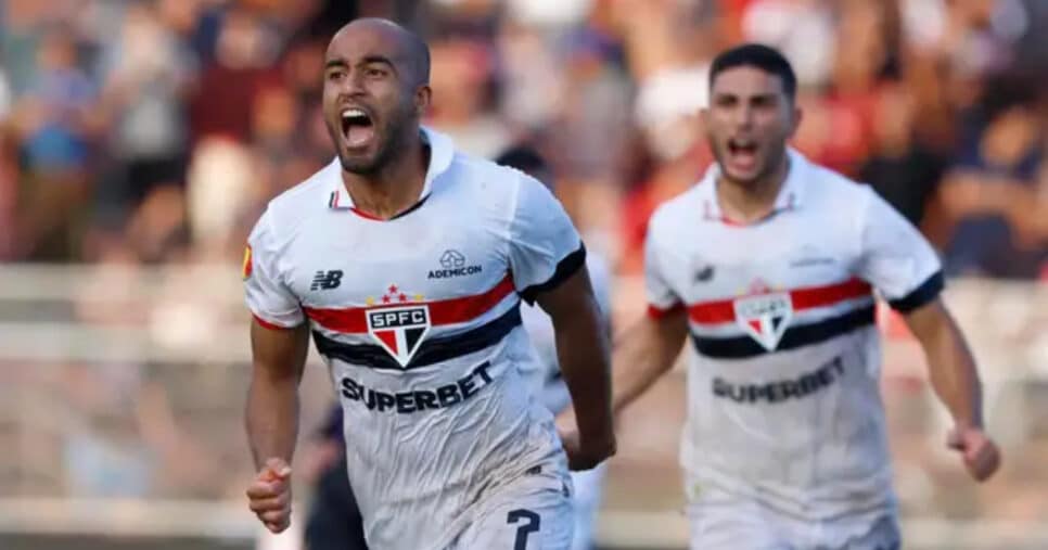 Lucas no São Paulo (Foto: Rubens Chiri)