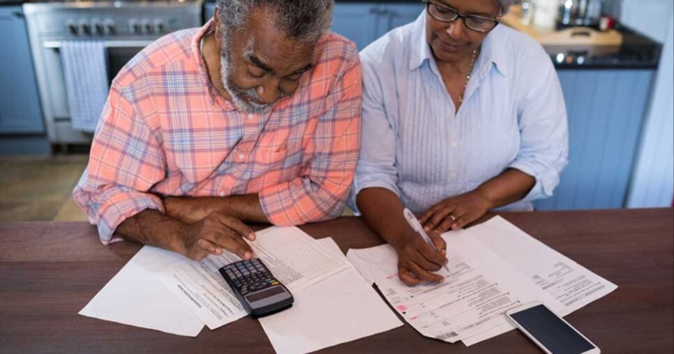 Tem 60+ e está com nome sujo? Lei salva idosos das dívidas (Foto: Reprodução/ Internet)