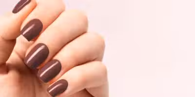 Unhas marrom (Foto: Canva)