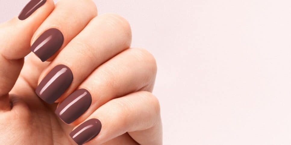 Unhas marrom (Foto: Canva)