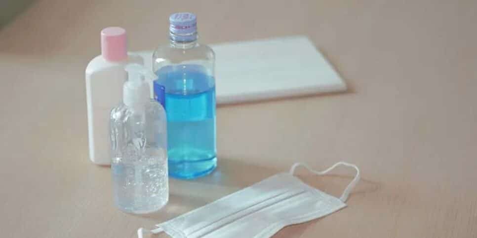 Álcool em gel pequeno para guardar na bolsa (Reprodução: Canva)
