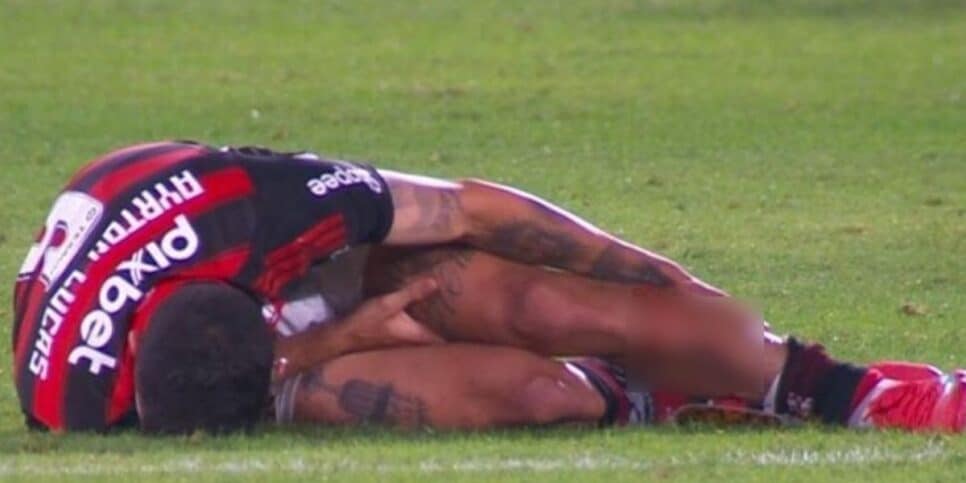 Ayrton Lucas sofreu uma grave lesão no Flamengo (Reprodução: Globo)