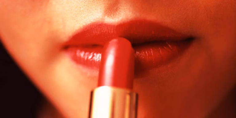 Ideais para beijar: 5 batons que grudam na boca e duram o dia todo