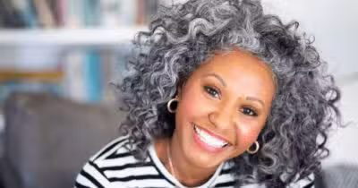 Shampoo para cabelo branco: evite o amarelado sem gastar muito (Foto: iStock)