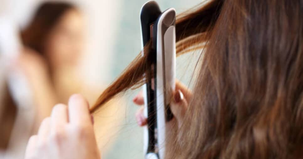 Adeus, chapinha: Solução natural alisa da raiz as pontas do cabelo (Foto: iStock/Reprodução)