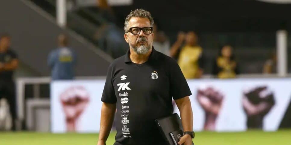 Cléber Xavier autoriza expulsão de craque do Santos (Reprodução: Mauricio De Souza)