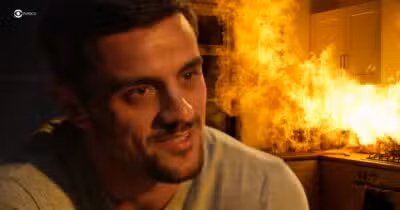 Danilo e ilustração de incêndio na cozinha em Dona de Mim (Foto: Reprodução / Globo / Montagem TV Foco)