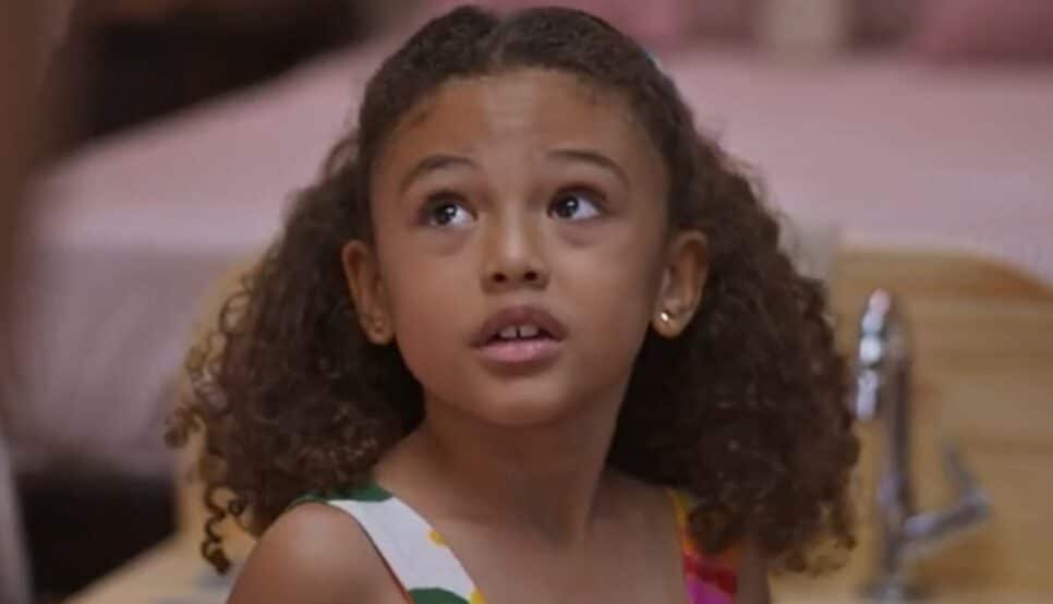 Sofia amplamente protegida por Abel e pela babá Leo (Foto: Reprodução/ Globo)