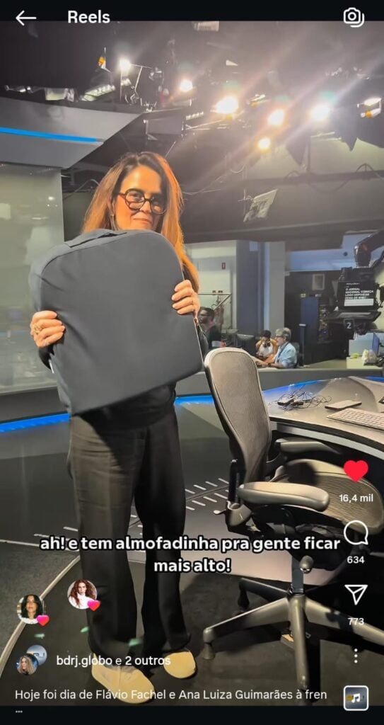 Ana Luiza Guimarães e Flávio Fachel mostrando detalhes da bancada do Jornal Nacional (Foto: Reprodução/ Internet)