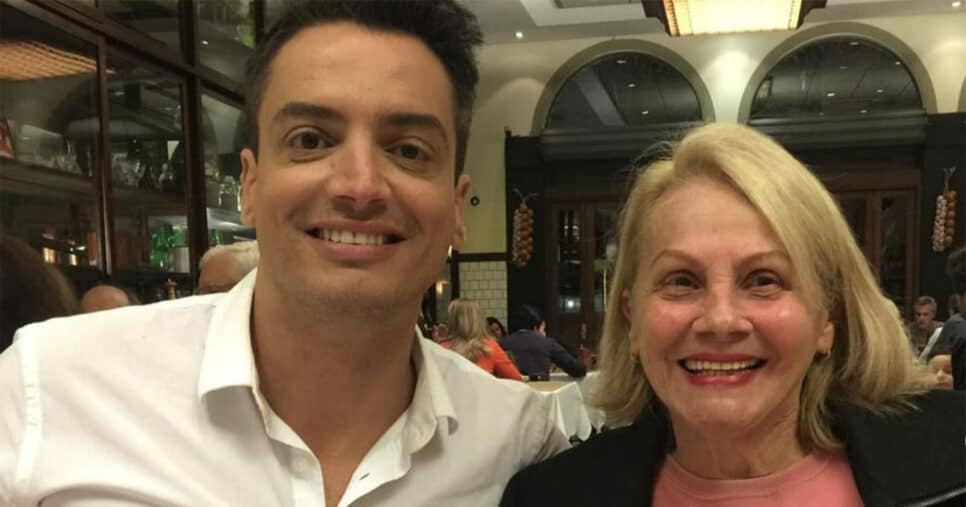 O contratado do SBT ao lado de sua mãe, Virginia (Foto: Reprodução)