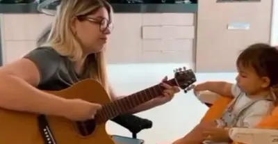 Após rifar violão de Marília Mendonça por valor mísero e ser detonada, Dona Ruth compra instrumento de volta