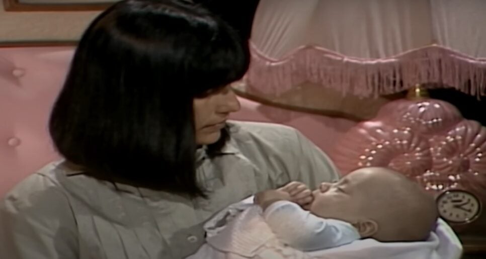 Maria de Fátima da "Vale Tudo" original, vende filho e Raquel quem resgata e cria (Foto: Reprodução/ Globo)