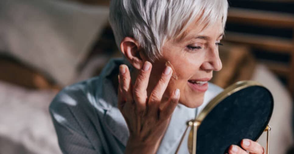 Mulheres de 60 anos precisam ficar atentas a esses hábitos noturno (Foto: iStock)