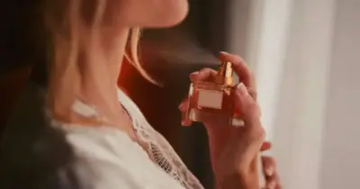 Cheiro de rica o dia todo: Os melhores combos de perfume e hidratante que não saem nem no banho