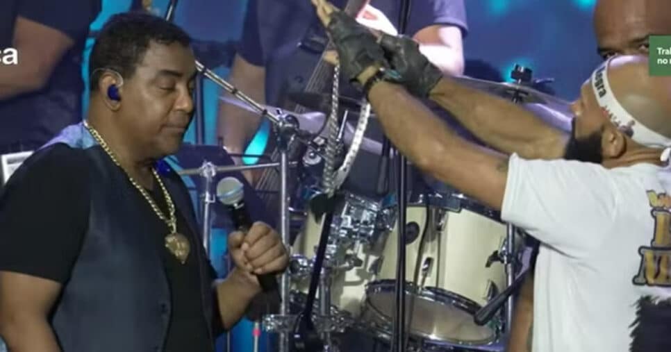 Fã invade palco e entrega colar para Luiz Carlos, vocalista de Raça Negra, em Campina Grande (Foto: Reprodução/Sua Música)