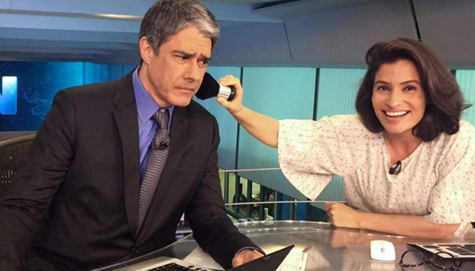 Renata Vasconcellos maquiando Bonner na bancada do JN (Foto: Reprodução/ Instagram)