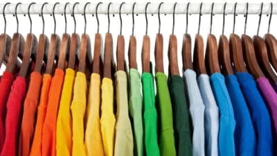 A cor certa da roupa pode valorizar muito mais as mulheres acima de 50 anos (Foto: reprodução/ depositphotos.com)
