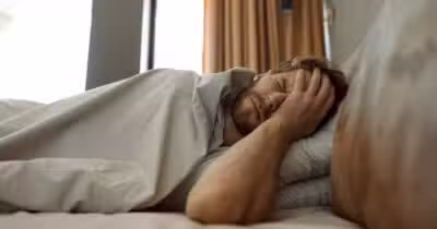 Dorme e acorda com sono? Veja o que pode ser e o que fazer (Foto: Getty Images)
