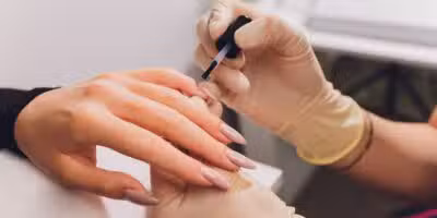 5 cores para pintar a unha no inverno de julho (Reprodução: Canva)