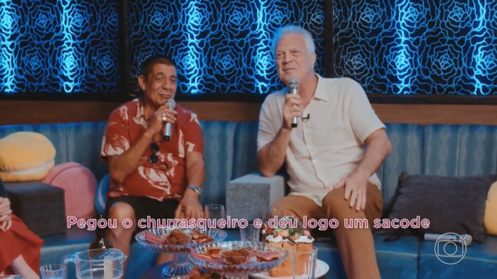 Zeca Pagodinho e Pedro Bial soltaram o gogó em karaokê japonês em Osaka (Foto: Reprodução/ Globo)