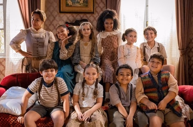Zenaide e crianças do abrigo em Êta Mundo Melhor (Foto: Reprodução / Globo) 
