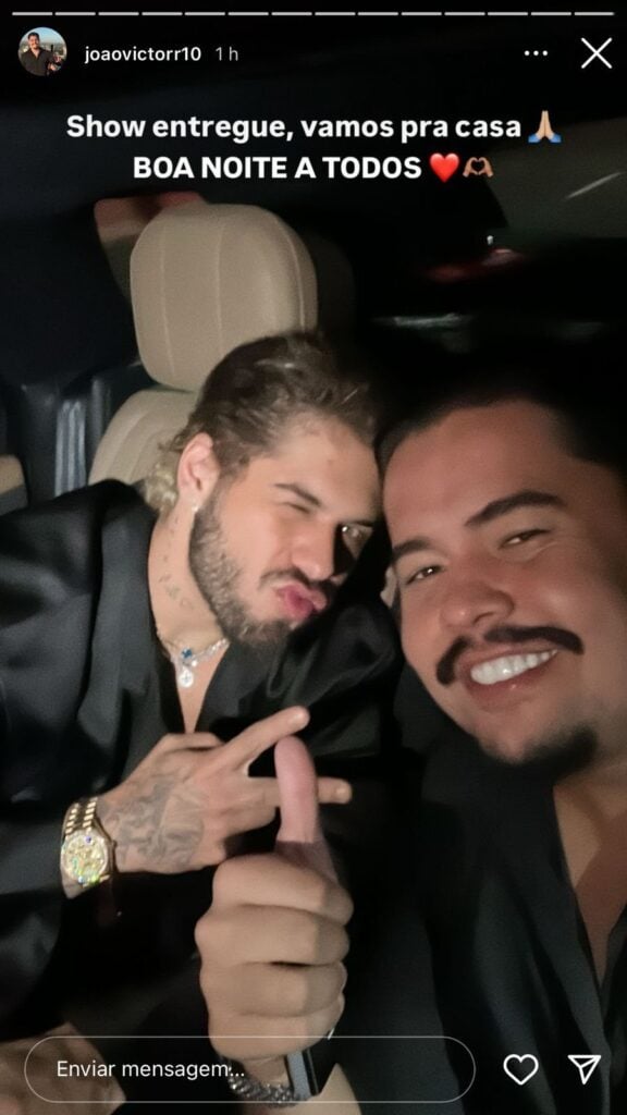 Zé Felipe com amigo após show em São Paulo (Foto: Reprodução/ Internet)