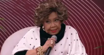 Alcione interrompe Beltrão no É de Casa e paralisa Globo com comunicado e ameaça: “Vou fazer macumbinha”