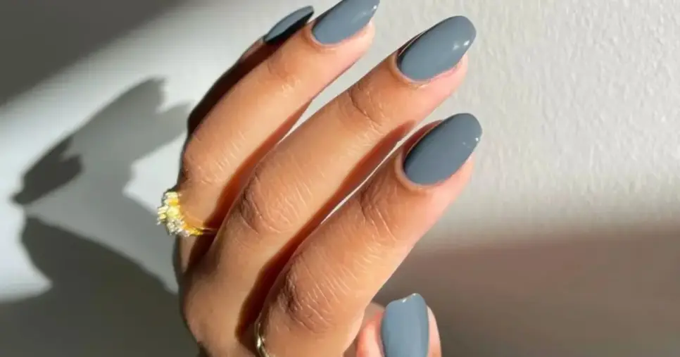 O cinza azulado é uma das cores de esmaltes que ajudam a rejuvenescer (Foto: Reprodução/ Internet) O cinza azulado é uma das cores de esmaltes que ajudam a rejuvenescer (Foto: Reprodução/ Internet)